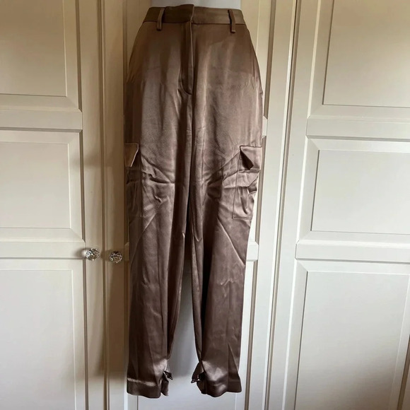 Aritzia Babaton
Refined Satin Cargo
Pant Modern  Taupe size 4, Edgy Streetwear. - Picture 8 of 16